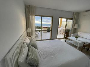 Posteľ alebo postele v izbe v ubytovaní Estudio con insuperables vistas al Mar: Aparcamiento