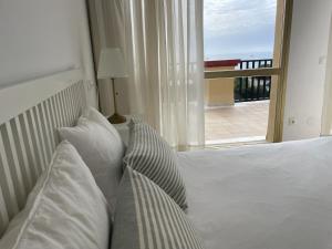 Posteľ alebo postele v izbe v ubytovaní Estudio con insuperables vistas al Mar: Aparcamiento