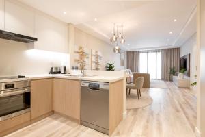 een keuken met een wastafel en een aanrecht bij Fabulous 1 bedroom apartment at 5 Star Resort in Dubai