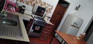 Η κουζίνα ή μικρή κουζίνα στο mamacollins homestay