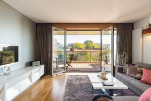 sala de estar con sofá y mesa en GuestReady - Freixo lux with Douro River view, en Oporto