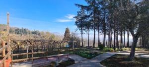 斯庫科拉－馬西卡納的住宿－"il Casaletto" Agriturismo Moderno, Vista Panoramica e Cibo Spettacolare- Scurcola Marsicana，一座带木栅栏和树木的公园
