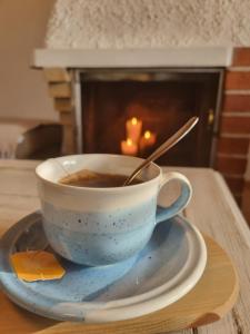 une tasse de café assise sur une assiette sur une table dans l'établissement Peaceful house for relaxing, à Oulu