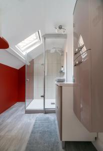 a bathroom with a shower and a glass shower stall at Le Louis B - Appartement calme et lumineux proche Thermes in Vichy