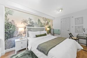 una camera con un grande letto bianco e una scrivania di Cosy Holiday home in heart of London a Londra