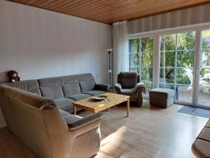 sala de estar con sofá y mesa en Ferienwohnung am Drömling Südheide - Gerda, en Bergfeld
