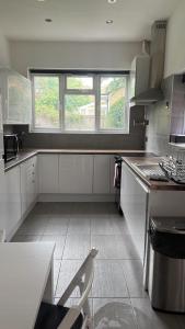 Una cocina o cocineta en Large Double En-suite Bedroom in a House in London, Private Parking & Garden, 2 minute walk from underground, Free Wi-Fi