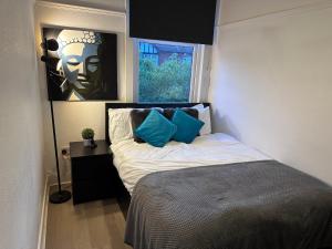 Lova arba lovos apgyvendinimo įstaigoje Large Double En-suite Bedroom in a House in London, Private Parking & Garden, 2 minute walk from underground, Free Wi-Fi