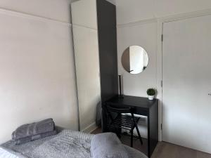 Giường trong phòng chung tại Large Double En-suite Bedroom in a House in London, Private Parking & Garden, 2 minute walk from underground, Free Wi-Fi