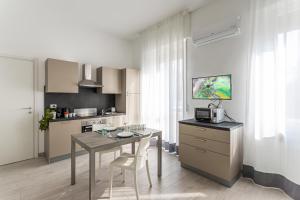 - une cuisine avec une table et un comptoir dans l'établissement Casa Alboino&Teodolinda - Pavia City - by Host4U, à Pavia