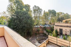 Il dispose d'un balcon offrant une vue sur le parking. dans l'établissement Casa Alboino&Teodolinda - Pavia City - by Host4U, à Pavia