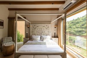 Postel nebo postele na pokoji v ubytování SaffronStays Moringa Valley - Cidar Villa + 61 fotografií