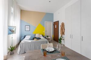 une chambre avec un lit et une table dedans dans l'établissement Casa Alboino&Teodolinda - Pavia City - by Host4U, à Pavia