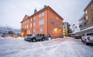 un parking en face d'un grand bâtiment dans l'établissement Enter St Elisabeth Hotel & Spa, à Tromsø