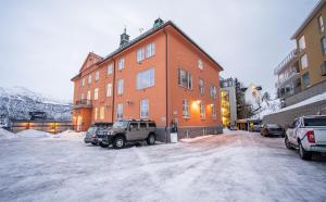 トロムソにあるEnter St Elisabeth Hotel & Spaの大きな建物前の駐車場 +29枚の写真