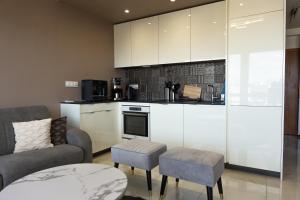 ein Wohnzimmer mit Couch und Küche in der Unterkunft Appartement Vue Tour Eiffel in Paris