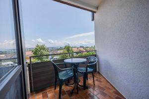 a balcony with two chairs and a table on a balcony at Ferienwohnpark Immenstaad am Bodensee Ein-Zimmer-Apartment 49 41 in Immenstaad am Bodensee