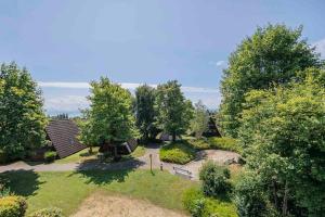 una vista aérea de un parque con un banco y árboles en Ferienwohnpark Immenstaad am Bodensee Ein-Zimmer-Apartment 49 31, en Immenstaad am Bodensee