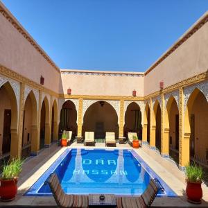 un cortile con piscina in un edificio di Dar Hassan Merzouga a Merzouga