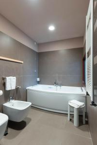 Vannituba majutusasutuses Aqualux Hotel Spa Suite & Terme