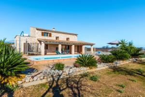 una casa con piscina frente a ella en Buger - 3721 Mallorca, en Búger