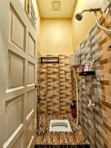een badkamer met een toilet op een tegelvloer bij Homestay Rumah Tengok Jelawat Bachok in Bachok
