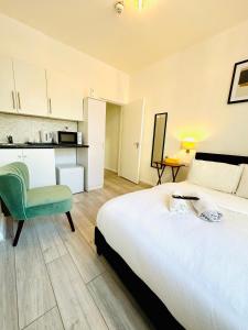 Un pat sau paturi într-o cameră la Central London apartment