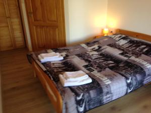 Ένα ή περισσότερα κρεβάτια σε δωμάτιο στο Winnica Płochockich Country House