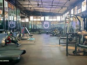 een fitnessruimte met rijen loopbanden en machines bij Tsavo Sunset Studio, Thindigua, Kiambu Road in Nairobi
