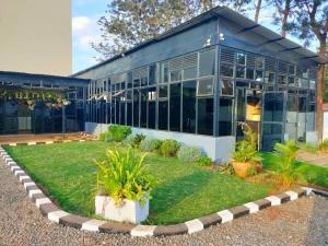 uma casa com um jardim em frente em Tsavo Sunset Studio, Thindigua, Kiambu Road em Nairobi