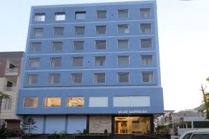 un edificio de apartamentos azul con estructura azul en Hotel Blue Sapphire en Kota