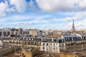 einen Blick auf die Stadt Paris mit dem Eiffelturm in der Unterkunft Appartement Vue Tour Eiffel in Paris