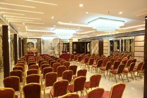 um quarto com filas de cadeiras num hall em Hotel Blue Sapphire em Kota