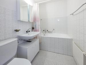 łazienka z umywalką, toaletą i wanną w obiekcie Studio Dixence 219 by Interhome w mieście Les Collons