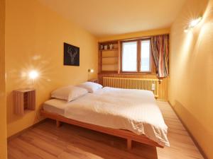 En eller flere senge i et værelse på Apartment Blava 108 by Interhome