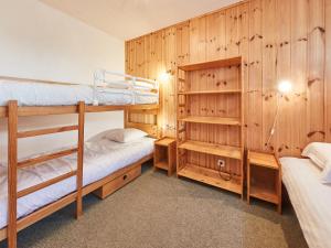 Tempat tidur susun dalam kamar di Apartment Greppon 306 by Interhome