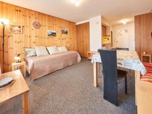 een slaapkamer met een bed en een tafel in een kamer bij Apartment Greppon 306 by Interhome in Les Collons