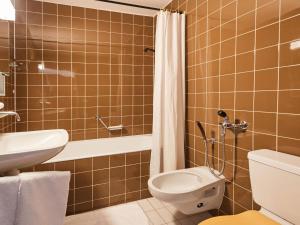 La salle de bains est pourvue de toilettes, d'un lavabo et d'une douche. dans l'établissement Apartment Arzinol 106 by Interhome, à Les Collons