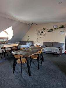 een woonkamer met tafels en een bank bij Hostel John Galt in Brno