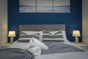 ein Schlafzimmer mit einem Bett mit Handtüchern darauf in der Unterkunft Blackpool Abode - 20 Bairstow Street in Blackpool