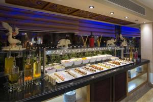 una línea de buffet con comida expuesta en un restaurante en Apartment inside 5* star hotel private beach with reef (FOREIGNERS ONLY), en Hurghada