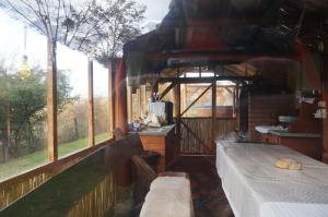 una habitación con una mesa y ventanas en un tren en Natura Chalets en Praid