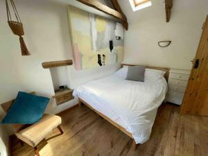 מיטה או מיטות בחדר ב-9A Viaduct Cottage - the cosiest bolthole in the SW!