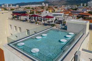 Bazén v ubytovaní Cornaro Hotel alebo v jeho blízkosti