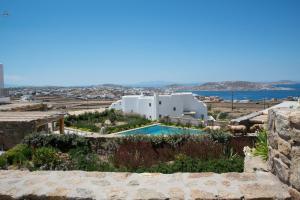 圖羅斯的住宿－Luxury Mykonos Villa - Stunning Seaviews - 4 Bedrooms - Jacuzzi - Agia Sofia Villa，享有带游泳池的别墅景致