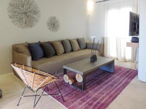 - un salon avec un canapé et une table dans l'établissement Luxury Mykonos Villa - Stunning Seaviews - 4 Bedrooms - Jacuzzi - Agia Sofia Villa, à Tourlos