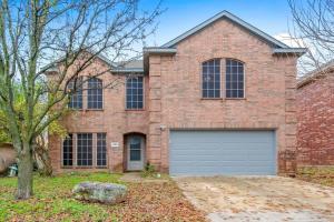 una casa de ladrillo con garaje en Hot Tub! 4BR 3BA Modern, newly remodeled, 16 ppl, en McKinney