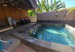 ein Schwimmbad in der Mitte eines Gartens in der Unterkunft Chez les Rakoto in Koungou
