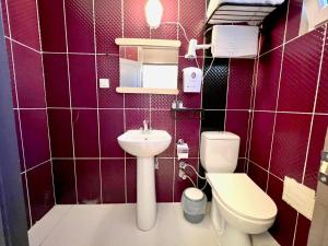 małą łazienkę z toaletą i umywalką w obiekcie Cord Hotel & Resort w mieście Edremit