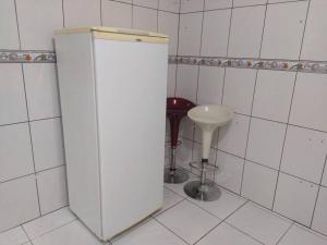frigorifero bianco in bagno con lavandino di Grandes Grupos Casa 2 a San Paolo Altre 23 foto